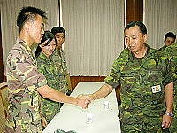    主任親切問候每位官兵，並預祝與會官兵秋節愉快。（圖╱文：陳培倫）