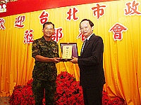   馬防部司令陸中將頒贈「戰地之光」獎牌予台北市副市長葉金川，以感謝勞軍團不辭辛勞至偏遠外島地區關懷國軍。(圖／文：萬力維）