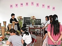 　珠螺社區發展協會舉辦花藝研習班，邀請地區花卉名人曹曉芬教導學員們做瀑布造型的人造花。（圖／文：曹重偉）