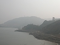 　霾氣又來報到，在地平面感受是陽光普照，但往山間看則是一片白茫茫。（圖／文：曹重偉）