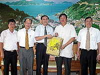 　陸委會副主委劉德勳（中）來馬視察小三通業務，並代表謝院長祝賀馬祖軍民鄉親佳節愉快。（圖／文：曹重偉）