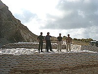 　莒光旅長鍾傳濤邀鄉長柯玉官實地勘察廢彈爆燬場構建情形。（圖／文：陳樂團）
