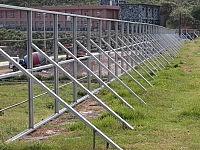 東湧運動公園的防風網重建,改採可以用來蓋房子的C型鋼做為結構。(圖/文:陳其敏)