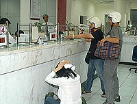 　縣警局昨日下午模擬台灣銀行馬祖分行發生銀行搶案，隨後警方展開「天羅地網、攔截圍捕」的全面追緝行動。（圖／文：張登傑）