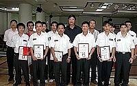 　縣長陳雪生慰勉榮退義消人員及彈藥庫爆炸搶救有功人員，提醒大家執勤時要注意自身安全。（圖／文：曹重偉）