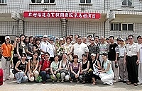 　大陸福建省實驗閩劇院由院長林瑛（持花者）率領下抵馬演出，通關前特別與議長陳振清合影留念。（圖／文：曹重偉）