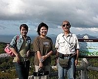 　日本知名軍事評論家惠谷治（右）先生來馬訪問，在視野遼闊的雲台山觀測站停留觀察很久。（圖／文：曹重偉）