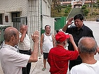 　縣長陳雪生拜訪榮民之家並致贈慰問金，榮民伯伯們熱情留他「多坐一會」。（圖／文：曹重偉）
