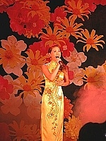   二○○五中秋「鄉音鄉情」戲曲歌舞表演粉墨登場。（圖／文：陳鵬雄、林冰芳、陳樂團）