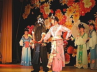   二○○五中秋「鄉音鄉情」戲曲歌舞表演粉墨登場。（圖／文：陳鵬雄、林冰芳、陳樂團）