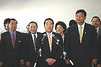   中秋節前夕，親民黨主席宋楚瑜（中）十七日率團首度訪問中國廈門市，縣長陳雪生陪同在高崎機場發表簡短談話，希望兩岸早日團圓。（圖：連江縣政府提供）