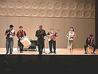 　「蔡興國VS印加樂團」熱情演出，不少聽眾被他們拉上台加入陣容，也帶動全場一起躍動。（圖／文：曹重偉）