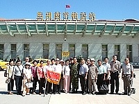 　  台北縣政府勞軍團一行人於南竿機場前合影留念。（圖╱文：陳培倫）