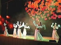 　有別於以往，福建省實驗閩劇院帶來豐富的演出形式；圖為舞蹈「踏歌」一幕。（圖／文：曹重偉）