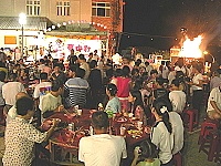 　府會首長、立委一起點燃磚塔，鐵板燒塔慶中秋歡樂揭幕，鄉親參與踴躍，全場熱鬧不已。（圖／文：曹重偉）