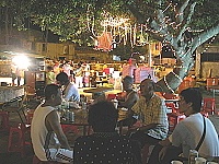    津沙村月光團聚之夜，年長鄉親齊聚在大榕樹下話家常，氣氛溫馨。（圖／文：曹重偉）