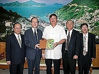 　中華郵政董事長許仁壽拜會縣長陳雪生，雙方就郵政大樓興建及軍郵普郵化等重大問題進行討論。（圖／文：曹重偉）