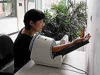 　衛生局引進自動血壓測量計，操作簡單還有語音系統輔助，許多鄉親都會好奇的試一試。（圖／文：曹重偉）