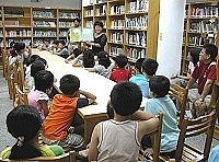 　「孩子，快來聽故事」活動歡樂登場，小朋友們很專心的聽義工媽媽說故事。（圖／文：曹重偉）
