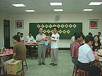 　敬恆教師節餐會，轉發縣長致贈教師紀念品。（圖／文：陳樂團）