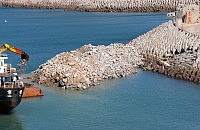 中柱港區要變為新生地的水域沈泥並不是太深,所以拋石填海效率也提高許多。(圖/文:陳其敏)