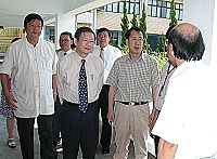 　考選部部長林嘉誠來馬視察，並在縣長陳雪生等人陪同下前往馬祖高中現勘試場。（圖／文：曹重偉）