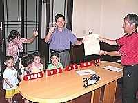 　縣長參選人楊綏生在夫人鄭嬌英及多位小朋友陪同下，率先完成縣長候選人登記手續。（圖／文：曹重偉）