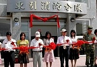 　縣府主任秘書林星寶、消防局長徐文明等人共同為東引消防分隊辦公大樓剪綵，並參觀內部空間和設施。（圖／文：陳其敏）