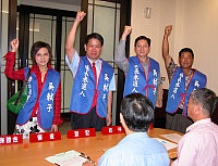 　縣長參選人吳軾子在夫人及助選員陪同下前往辦理登記，高舉右手為自己加油打氣。（圖／文：曹重偉）