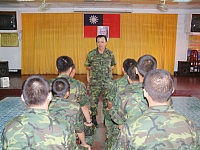   馬防部政戰主任余上校日前於幹訓班與新兵談心，主任期許大家把自己照顧好，讓父母親安心、放心。(圖／文：陳培倫)