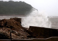 　龍王雖然只是輕掠，馬祖的陣風仍達十級，海邊也是波濤洶湧，激起的浪花相當高。（圖／文：曹重偉）