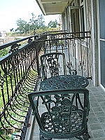 　船老大新館每一間房間的陽台上擺放桌椅讓旅客觀星賞月。（圖／文：林冰芳）