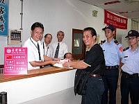 　宣傳人民幣兌換業務開辦，台銀馬祖分行在福澳港候船大樓內設置臨時兌換點，台商張瑞浪（右三）成了國內合法兌換人民幣的第一人。（圖／文：曹重偉）