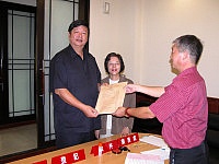 　尋求連任的縣長陳雪生在夫人陳秀蘭陪同下完成縣長候選人登記手續。（圖／文：曹重偉）