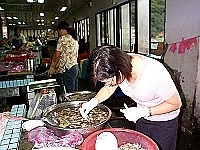 因應中國大陸福州流行霍亂疫情,連江縣衛生局採檢市場水產品及環境監視報告,結果均為陰性。(圖/文:張登傑)