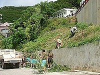 　莒光軍民全力展開整理環境，以爭取下一季環保評比佳績。（圖／文：陳樂團）