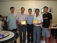 　局長徐文明代表縣長陳雪生致贈功在消防獎牌鼓勵兩位資深隊員。（圖／文：林冰芳）