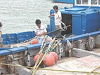 　兩岸貨物中轉停擺，部份船主轉行打漁去。（圖／文：陳鵬雄）