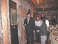 　馬祖畫派紀元展在北竿芹壁登場，畫家陳玉嬌為來賓介紹畫作。（圖／文：陳鵬雄）