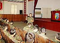   司令提出「專業領導」及「服務領導」觀念與新進幹部分享。（圖╱文：陳培倫）