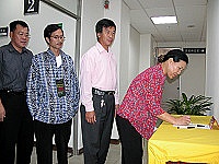 　第三屆縣議會第八次定期大會開議，議員們陸續完成報到程序。（圖／文：曹重偉）