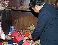 　縣長陳雪生昨日專程前往探訪南竿百歲人瑞朱妹嫩。（圖／文：張登傑）