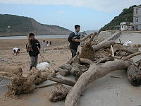 　中山國中學生到后澳沙灘找尋可用之材，準備用來創意雕塑。（圖／文：陳鵬雄）