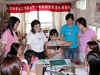 　南竿社教站百變造型時鐘DIY活動邀請曹曉芬女士指導，成品可掛在牆上當裝飾，美化居家生活。（圖／文：曹重偉）