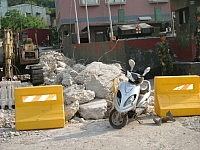 　西莒田澳村道路施工路面挖掘塊堆，造成機車毀損及人員受傷。（圖／文：陳樂團）