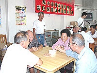　長照中心辦理銀髮族趣味競賽，夾花生等簡單遊戲讓老人家們樂開懷。（圖／文：曹重偉）