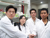 　國家衛生研究院成功研發克流感，小組團隊中有四人皆是清華大學畢業的高材生，曹景博（右二）。（圖：中央社）