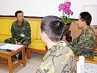 　馬防部政戰主任約見文藝金像獎得獎人員。（圖╱文:萬力維）