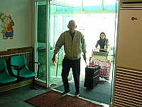 禽流感疫情來勢洶洶,馬祖檢疫站全面備戰,圖中旅客經過由馬祖檢疫站所設置的福澳碼頭入境處消毒地毯。(圖/文:張登傑)