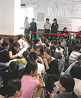 　由女性警員來為以女性居多的大陸客戒護，兩者對比強烈。（圖／文：曹重偉）